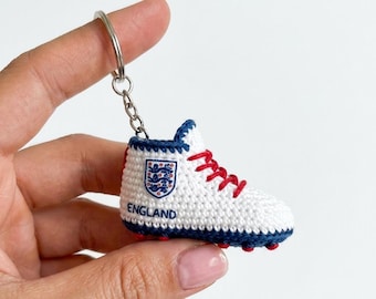 Patroon gehaakte Engelse voetbalschoen sleutelhanger, voetbalschoen amigurumi pdf (directe download)