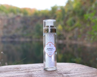 Elixir Facial Rejuvenecedor AURALYS: Cuidado facial premium con amatista auténtica, energizante de 432 Hz e ingredientes vegetales altamente efectivos.