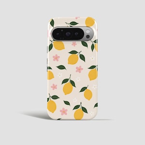 Puede incluir: Funda de teléfono con fondo crema con un estampado de limones amarillos, hojas verdes y flores rosas y blancas. La funda tiene un recorte para la cámara.