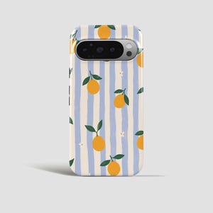 Puede incluir: Funda de teléfono con un patrón repetido de naranjas con hojas verdes y flores blancas sobre un fondo de rayas verticales azules y blanquecinas. La funda tiene un recorte para la cámara.