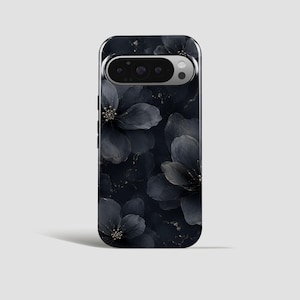 Op de afbeelding: Een smartphonehoesje met een donker, sfeervol bloemenpatroon met grote, overlappende zwarte en antracietgrijze bloemblaadjes. Het ontwerp bevat subtiele goudkleurige spikkels verspreid over de donkere achtergrond, met een horizontale camera-uitsparing.