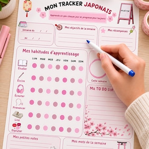 Peut inclure: Une feuille de suivi d'apprentissage du japonais en papier blanc avec des accents roses, comprenant des sections pour les objectifs hebdomadaires, les récompenses, le suivi des habitudes et une liste de tâches avec des fleurs de cerisier.