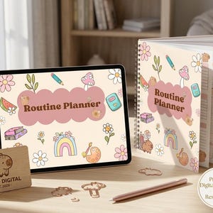 Puede incluir: Una tableta y un cuaderno de espiral que muestran un diseño de "Planificador de rutina" con ilustraciones de flores, arcoíris y hongos. También hay un letrero de madera con una ilustración de carpincho y el texto "WORLD DIGITAL - EST. 2026".