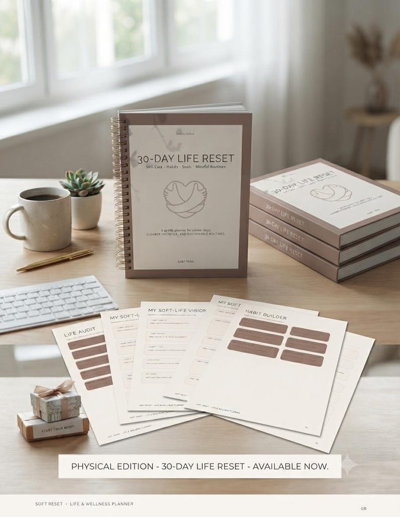 Puede incluir: Una agenda de espiral 30-Day Life Reset con cubierta beige, un icono de coraz&oacute;n y texto. El conjunto incluye hojas sueltas tituladas Life Audit, My Soft-Life Vision y Habit Builder, junto a una pila de tres agendas id&eacute;nticas.