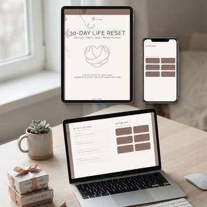 Puede incluir: Un planificador digital 30-Day Life Reset mostrado en una computadora port&aacute;til, tableta y tel&eacute;fono inteligente. La pantalla muestra texto que incluye 30-Day Life Reset, Self-Care, Habits, Goals, Mindful Routines, Life Audit, My Soft-Life Vision y Habit Block.