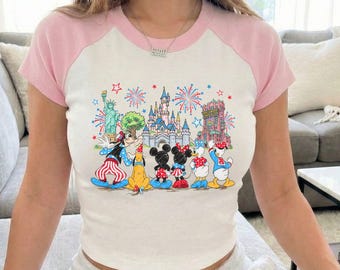 Maglietta raglan retrò Disney per neonati per il 4 luglio, top corto patriottico da donna con personaggi Disney, maglietta per neonati in stile Y2K con Topolino e amici per il 4 luglio.