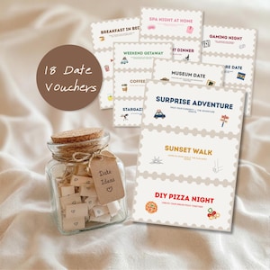 Könnte beinhalten: Ein Glas mit kleinen, gefalteten Papier-Date-Ideen, beschriftet mit "Date Ideas" und einem Herz. Um das Glas herum befinden sich Karten mit Ideen für Verabredungen wie "Spa Night at Home" und "Surprise Adventure". Der Text "18 Date Vouchers" ist ebenfalls enthalten.