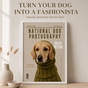 Könnte beinhalten: Ein Modemagazin-Poster mit dem Titel National Dog Photography, das einen goldfarbenen Hund in einem dunkelgrünen Strickpullover mit Rollkragen zeigt. Der Text lautet Turn Your Dog Into A Fashionista, August 2026 und The Ultimate Treat Guide.