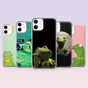 Puede incluir: Una colección de fundas para teléfonos con diseños de la Rana Gustavo. Una funda muestra a Gustavo con un cigarrillo, otra con un bocadillo que dice "MAN...". Otras fundas tienen la cara o el cuerpo completo de Gustavo.