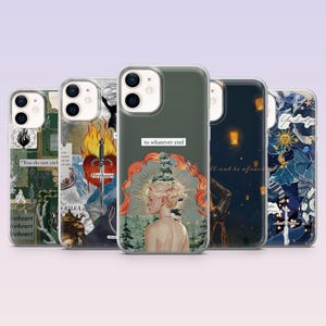 Puede incluir: Una colección de cinco fundas para teléfono con diseños únicos. Las fundas presentan varias ilustraciones artísticas, incluyendo una mujer, una espada y texto que dice "to whatever end" y "You do not yield". Las fundas son transparentes con diseños coloridos.