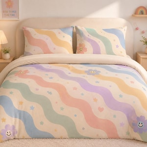 Puede incluir: Un juego de cama en colores pastel con una funda nórdica y dos fundas de almohada. El diseño incluye rayas onduladas en tonos rosa, amarillo, azul y morado, con pequeños detalles de estrellas y corazones. También hay gráficos de flores sonrientes.