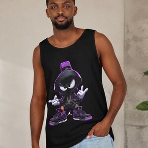 Puede incluir: Camiseta sin mangas negra con un personaje de dibujos animados con sombrero y atuendo negros con detalles morados. El personaje lleva zapatillas negras y moradas. La camiseta sin mangas la lleva una persona.