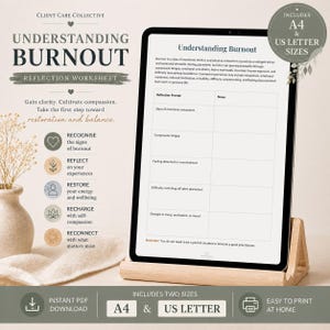 Peut inclure: Une tablette numérique sur un support en bois affiche une fiche de réflexion sur le burn-out. Le document comprend un tableau avec des colonnes pour les invites de réflexion et des notes, ainsi que des indications de format A4 et US Letter.