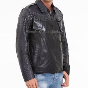 Puede incluir: Una chaqueta negra con un patrón de piel de serpiente texturizado en las mangas, hombros y bolsillos del pecho, contrastado con paneles de cuero negro liso en el torso. La prenda incluye un cierre de cremallera frontal, cuello y el texto GenuinePythonJacket.