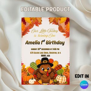 Op de afbeelding: Een rechthoekige verjaardagsuitnodigingskaart met een cartoonkalkoen die een zwarte pelgrimshoed draagt, omringd door herfstbladeren en pompoenen. De tekst luidt: Our Little Turkey is turning One, Amelia 1st Birthday, Sunday 20th December at 9:00 PM, 678 Silver Lake Drive, Riverton, WA 98001, USA.