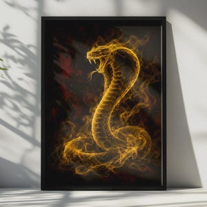 Könnte beinhalten: Ein gerahmter Kunstdruck, der eine goldene, leuchtende Kobra zeigt, die aus wirbelndem Rauch und Flammen geformt ist. Die Schlange ist in einer aufrechten, zuschlagenden Haltung mit geöffnetem Maul vor einem dunklen, dunkelroten und schwarzen Hintergrund dargestellt.