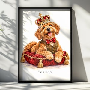 Puede incluir: Una lámina artística enmarcada que muestra a un perro de color marrón dorado con una corona enjoyada, un chaleco de cuadros y una pajarita roja de lunares. El perro descansa sobre un cojín de terciopelo rojo con borlas doradas. Texto TOP DOG.