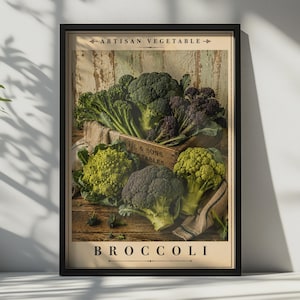 Könnte beinhalten: Ein gerahmter Wandkunstdruck mit der Aufschrift ARTISAN VEGETABLE und BROCCOLI, der eine Holzkiste gefüllt mit verschiedenen Arten von grünem und violettem Brokkoli auf einer rustikalen Holzoberfläche zeigt, mit hellem Hintergrund und Holzmaserung.