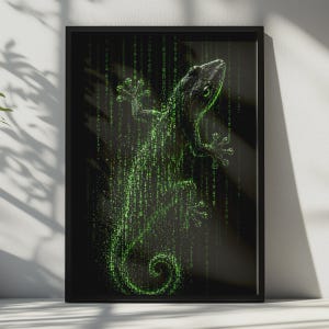 Op de afbeelding: Een ingelijste muurkunstprint met het digitale silhouet van een hagedis, samengesteld uit gloeiende groene binaire code en trapsgewijze datastromen tegen een effen zwarte achtergrond, wat een contrastrijk visueel effect van een reptiel creëert.