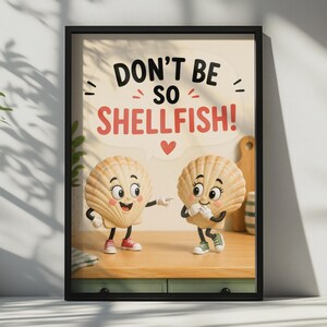 Op de afbeelding: Een ingelijste kunstdruk met twee antropomorfe schelpen met armen en benen. De linker schelp draagt rode sneakers en wijst naar de rechter schelp, die groene sneakers draagt. De tekst luidt DON'T BE SO SHELLFISH! met een rood hartje.