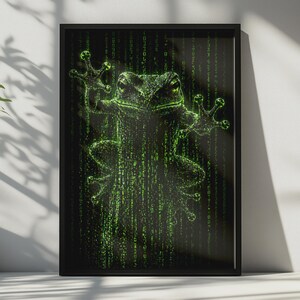 Puede incluir: Una impresión de arte mural rectangular enmarcada que presenta la silueta de una rana verde compuesta por caracteres de código digital verticales sobre un fondo negro sólido. La rana se muestra con sus extremidades delanteras extendidas.