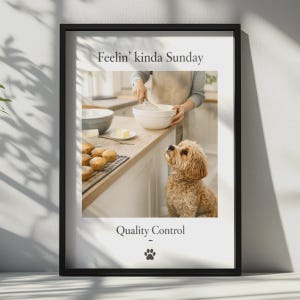 Puede incluir: Un cuadro decorativo enmarcado con una fotografía de una persona batiendo ingredientes en un bol blanco mientras un perro de color marrón dorado observa. El texto dice Feelin' kinda Sunday arriba y Quality Control con una huella abajo.