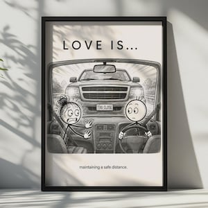 以下が含まれることがあります： LOVE IS...というタイトルのモノクロの額入りイラスト。車内の2人の棒人間が描かれています。TOO CLOSEと書かれたナンバープレートの車が迫り、助手席の人物がパニックになっています。下部にはmaintaining a safe distanceというテキストがあります。