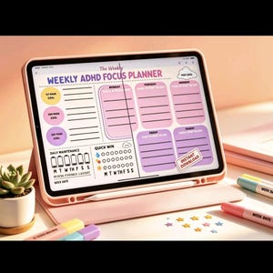 Pode incluir: Um tablet rosa exibindo um planejador semanal de foco para TDAH. O planejador apresenta seções para manutenção diária, vitórias rápidas e metas principais. Uma caneta, canetas e estrelas decorativas também são visíveis.