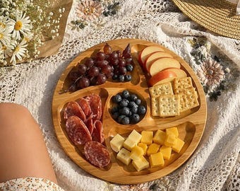 Tábua de charcutaria personalizada, bandeja de madeira para petiscos com compartimentos, tábua redonda para queijos, presente de casamento para o casal, travessa para servir.
