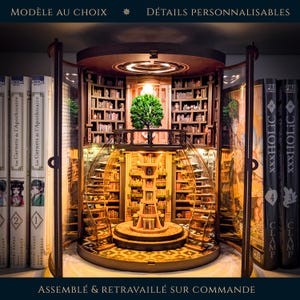 Peut inclure: Une bibliothèque miniature en bois détaillée avec de nombreuses étagères, une tour centrale et un petit arbre sur un balcon. La bibliothèque est enfermée dans du verre et a un design circulaire. Le texte en français est inclus.