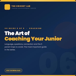 以下が含まれることがあります： 紺色のグラフィックで、黄色で「The Art of Coaching Your Junior」と書かれています。The Cricket LabのJunior Development Seriesからのこのガイドは、言語、質問、避けるべき親の罠について説明しています。PDFダウンロードボタンが含まれています。