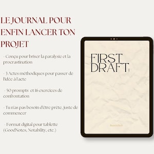 Può includere: Un tablet digitale che mostra uno sfondo di carta beige stropicciata con il testo FIRST DRAFT in nero. A sinistra, un testo in francese descrive le caratteristiche del diario, tra cui 3 atti metodici, 50 prompt, 16 esercizi e compatibilità digitale.
