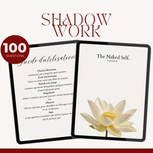 Peut inclure: Deux tablettes numériques à cadre noir. L'une affiche le texte "Guide d'utilisation" et des instructions. L'autre montre une fleur de lotus et le texte "The Naked Self". Le titre "Shadow Work" est en haut.