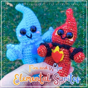 Könnte beinhalten: Zwei handgefertigte gehäkelte Elementar-Sprites: ein blauer Wassersprite und ein roter Feuersprite. Der Wassersprite hat eine Tropfenform und der Feuersprite hat eine Flammenform. Der Text "Fire and Water Elemental Sprites" befindet sich unten.