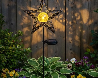 Luminária solar de jardim em formato de estrela, decoração solar para áreas externas, luminária de caminho com vidro craquelado, lanterna de metal em formato de estrela, iluminação para paisagismo de pátios e jardins.