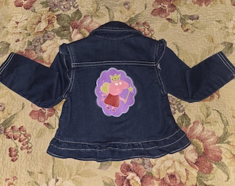 Jaqueta jeans Peppa Pig pintada à mão – com babados, tamanho infantil feminino de 18 meses.