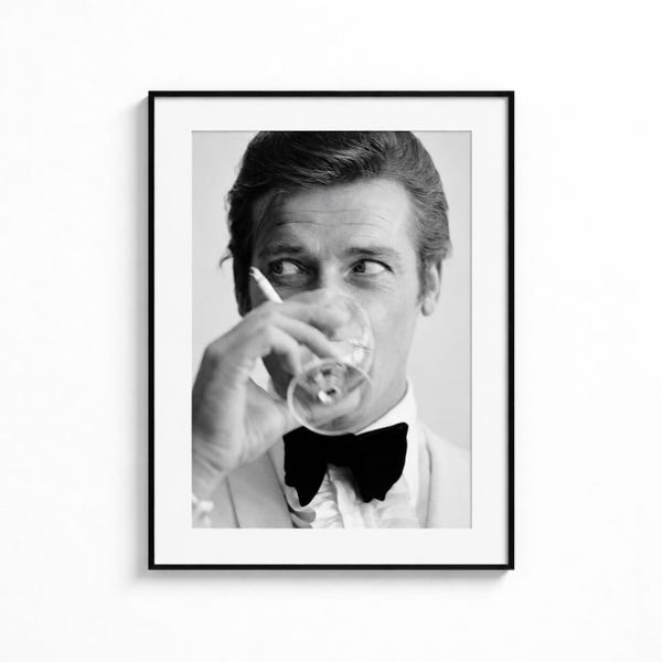 Roger Moore, Shaken Not Stirred, James Bond, Schwarzweiß-Wandkunst, Vintage-Druck, Fotografie Druck, Fotokunstdruck in Museumsqualität