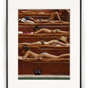 Puede incluir: Una impresión fotográfica enmarcada que muestra a cuatro personas tumbadas en escalones de baldosas marrones mientras toman el sol. Cada persona lleva un traje de baño diferente, incluyendo colores azules, estampados y lisos, con un sombrero de paja.