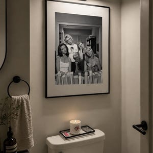 Pu&ograve; includere: Una fotografia incorniciata in bianco e nero che ritrae quattro persone in una stanza, montata su una parete sotto una lampada LED orizzontale. L'immagine mostra un gruppo di persone in un ambiente informale, presentata in una sottile cornice nera con un passe-partout bianco.