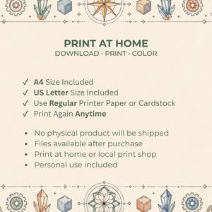Op de afbeelding: Printbaar kunstontwerp met een cr&egrave;mekleurige achtergrond en decoratieve rand. De tekst "PRINT AT HOME" staat bovenaan, met een lijst met functies, waaronder A4- en US Letter-formaten. Het ontwerp bevat kompassen, tandwielen en kristallen.