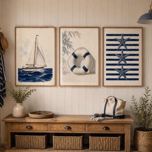 Puede incluir: Tres impresiones artísticas náuticas enmarcadas: un velero, un salvavidas y un diseño de estrella de mar. Un banco de madera con cestas de almacenamiento y un bolso de mano completan la decoración costera. Un remo decorativo y una planta en maceta se suman al tema náutico.