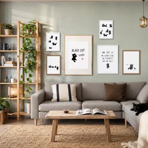 Peut inclure: Intérieur de salon avec un canapé gris, une table basse en bois et un tapis en jute. Plusieurs impressions encadrées avec des illustrations de chats noirs et du texte sont affichées sur le mur. Le texte sur une impression dit "Black Cat Lover".