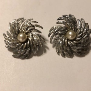 Sarah Coventry grande plata remolino Vintage clip en pendientes- Vintage