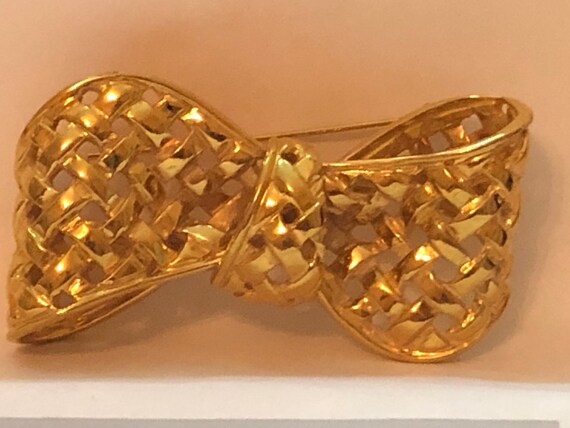 Large 3 “Gold Metal Lattice Bow BROOCH - pin. Sig… - image 4