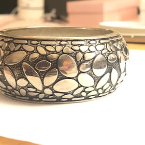Gorgeous Vintage Silver Textured Round Hinged Bangle Bracelet