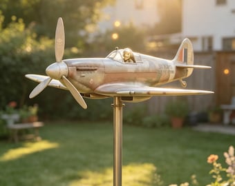 Wiatraczek w kształcie samolotu Spitfire, sztuka ogrodowa w kształcie szkieletu pilota, fantazyjna dekoracja zewnętrzna