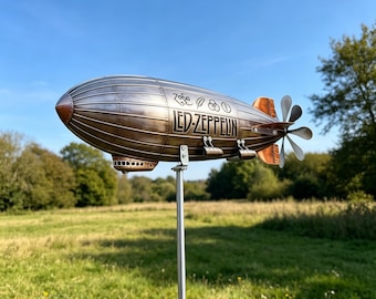 Wiatrak w kształcie sterowca, metalowa rzeźba wiatrowa w stylu vintage zeppelin, kinetyczna sztuka ogrodowa w stylu rockowego zespołu
