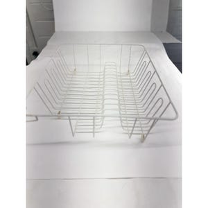 Può includere: Uno scolapiatti rettangolare in filo metallico bianco con base a griglia e pareti laterali verticali con motivo a U. La struttura include un divisorio centrale per organizzare i piatti e piccoli scomparti per le posate in filo metallico rivestito.
