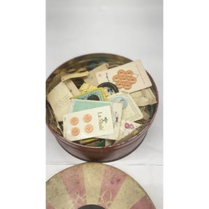 Lote de 3 libras de botones de celuloide, carcasa de mopa, metal, baquelita, vintage en lata vintage.