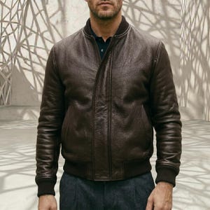 Blouson aviateur en cuir grainé marron avec bordures côtelées pour homme